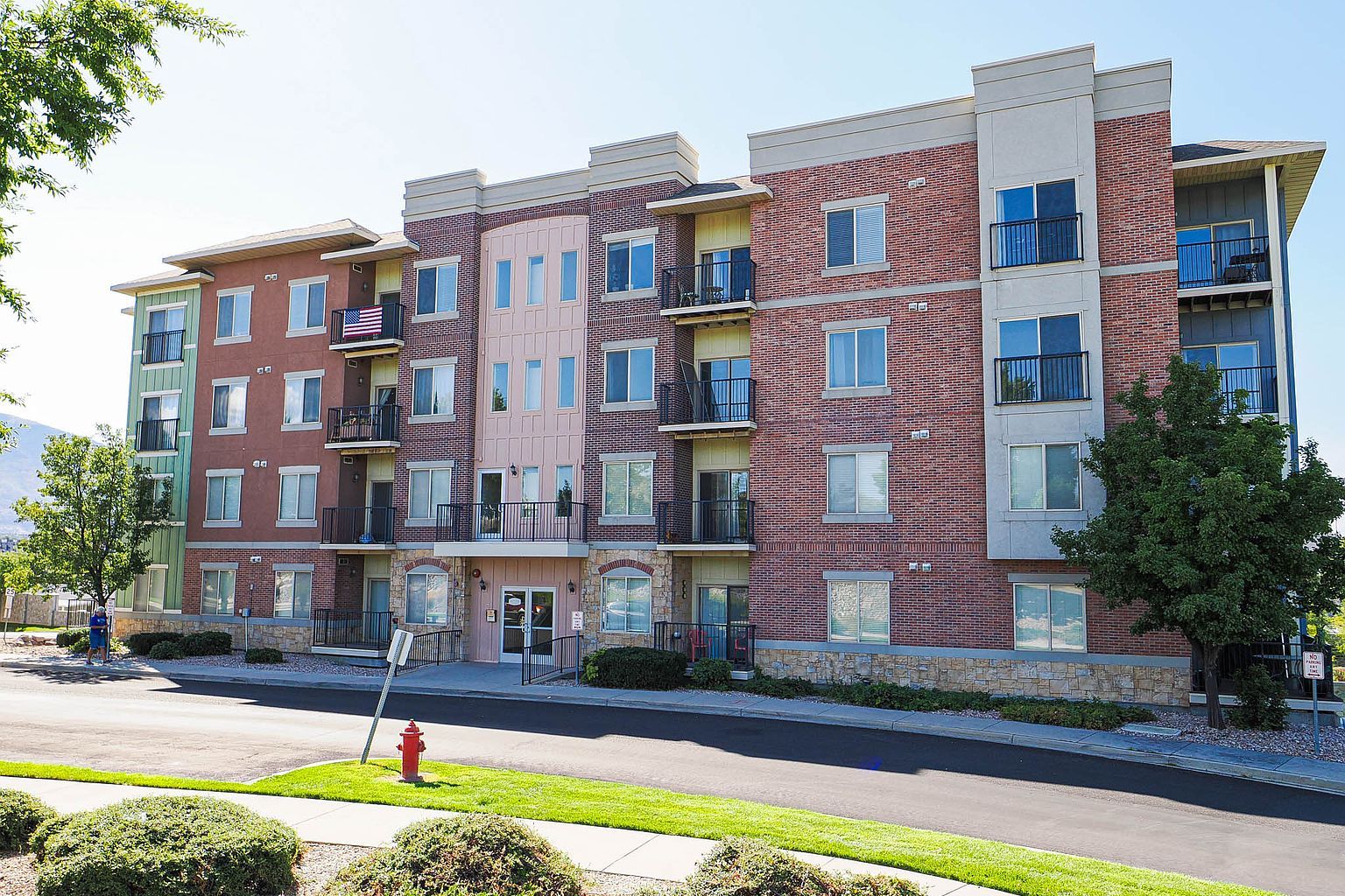 194 Albion Village Way APT 402, Sandy